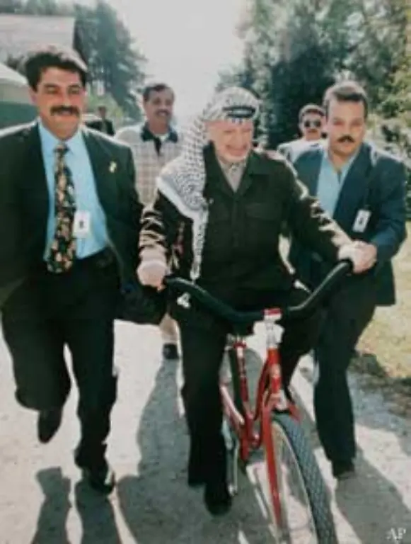 Arafat-und-Netanjahu-verhandeln-unter-der-Vermittlung-von-US-Praesident-Clinton-und-dem-jordanischen-Koenig-Hussein-am-23-Oktober-1998-ein-neues-Abkommen