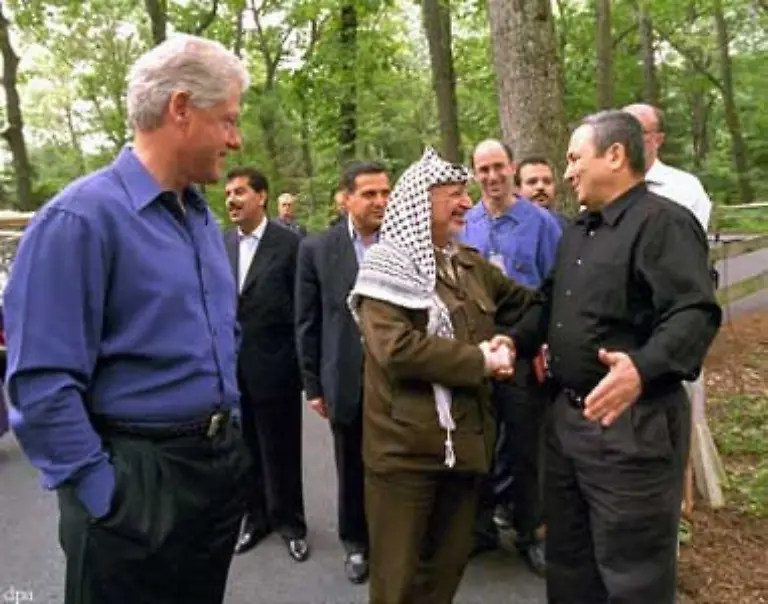 Kernpunkte-des-Wye-Abkommens-sind-die-Einwilligung-Israels-sich-weiter-aus-dem-Westjordanland-zurueckzuziehen-sowie-die-Zusicherung-der-Palaestinenser-in-den-von-ihr-verwalteten-Gebieten-israelfeindliche-Aktivitaeten-zu-unterbinden