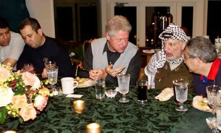 Im-Juli-2000-laedt-US-Praesident-Clinton-Barak-und-Arafat-nach-Camp-David-ein-Doch-es-kommt-keine-Einigung-zustande