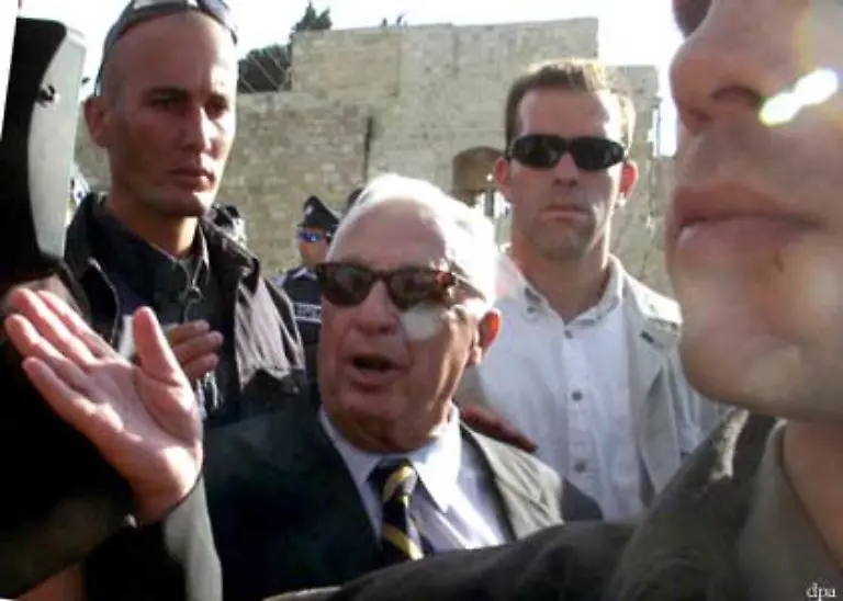 Ariel-Scharon-besucht-am-28-September-2000-demonstrativ-den-Tempelberg-in-Jerusalem