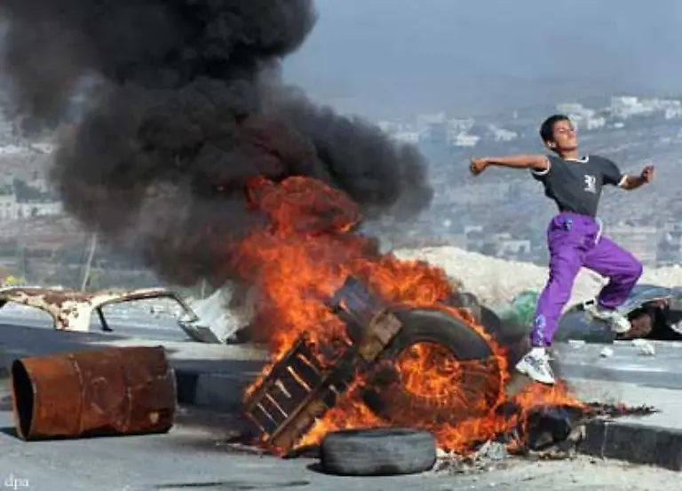 Am-Tag-danach-beginnt-die-Zweite-Intifada-viele-Menschen-sterben-auf-beiden-Seiten-bei-den-zahlreichen-palaestinensischen-Selbstmordattentaten-und-den-darauf-folgenden-israelischen-Militaeraktionen