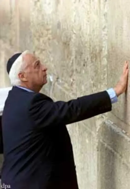 Mit-dem-Versprechen-Israel-wieder-sicherer-zu-machen-und-den-Terror-zu-beenden-gewinnt-Scharon-die-Wahl-Er-wird-am-6-Februar-2001-Ministerpraesident-und-verkuendet-einen-einseitigen-Waffenstillstand