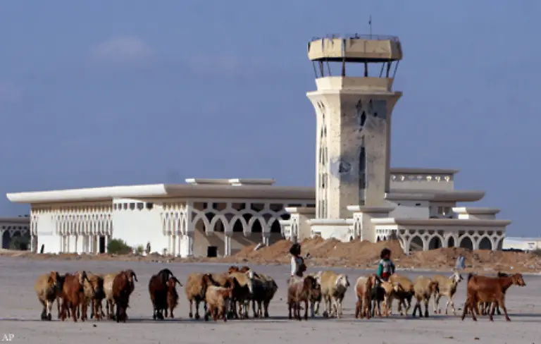 Anfang-2002-zerstoert-die-israelische-Luftwaffe-u-a-den-Flughafen-in-Gaza-Stadt-nachdem-bei-Selbstmordanschlaegen-durch-Hamas-Anhaenger-zahlreiche-Israelis-getoetet-werden