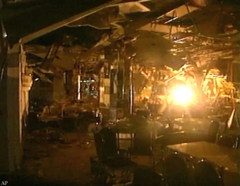 Am-27-Maerz-2002-dem-Pessah-Abend-sprengt-sich-im-Park-Hotel-von-Netanya-ein-Selbstmordattentaeter-in-die-Luft-und-reisst-22-Menschen-mit-in-den-Tod