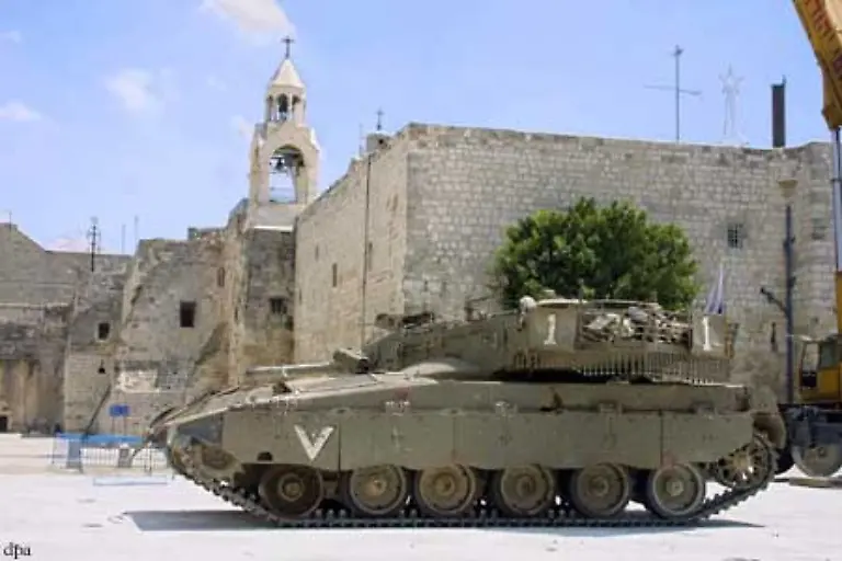 In-Bethlehem-verschanzen-sich-im-April-Palaestinenser-in-der-Geburtskirche-das-israelische-Militaer-belagert-das-Gotteshaus