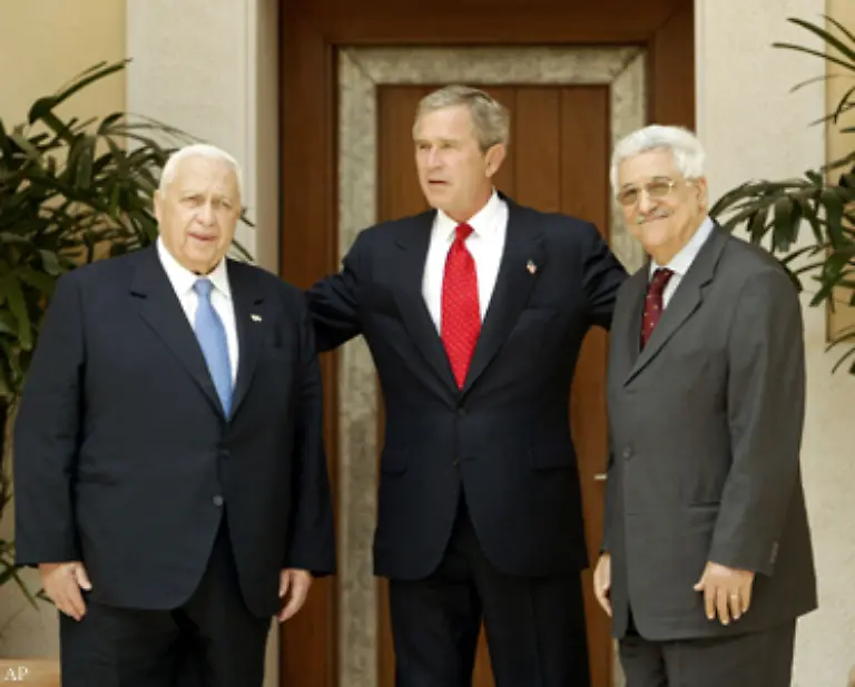 US-Praesident-Bush-stellt-im-Juni-2002-erstmals-die-Grundsaetze-der-sogenannten-Roadmap-vor-Russland-die-USA-die-EU-und-die-UNO-veroeffentlichen-im-September-das-Gesamtkonzept