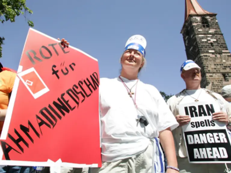 Die-internationale-Gemeinschaft-reagiert-mit-scharfer-Kritik-Zahlreiche-Regierungen-darunter-auch-die-deutsche-bestellen-Irans-Vertreter-ein-um-gegen-die-Aeusserungen-zu-protestieren