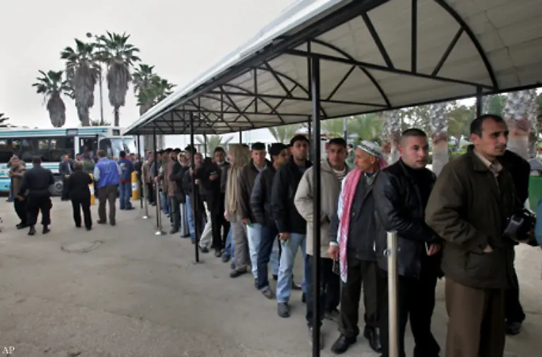 Im-November-2005-wird-der-Grenzuebergang-Rafah-zwischen-dem-Gaza-Streifen-und-Aegypten-geoeffnet-Nach-einem-von-den-USA-vermittelten-Abkommen-ueberwachen-auch-europaeische-Beamte-die-Kontrollen-israelische-Sicherheitskraefte-sind-nicht-direkt-beteiligt