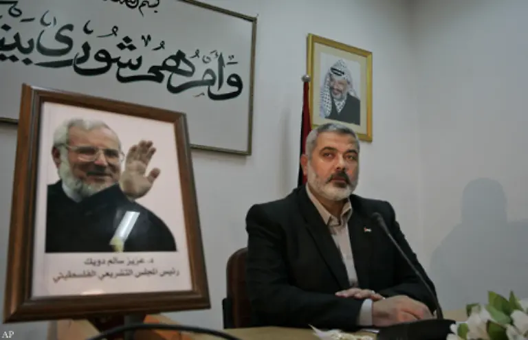 Die-Wahlen-der-Palaestinenser-im-Januar-2006-gewinnt-die-Hamas-Ismail-Hanija-wird-neuer-Ministerpraesident-Abbas-von-der-Fatah-bleibt-weiter-Praesident