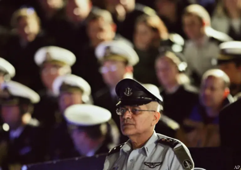 Im-Januar-2007-tritt-Generalstabschef-Dan-Haluz-zurueck-In-seinem-Ruecktrittsschreiben-uebernimmt-er-die-Verantwortung-fuer-den-nach-Meinung-der-Mehrheit-der-Israelis-misslungenen-Feldzug-gegen-die-Hisbollah-im-Libanon