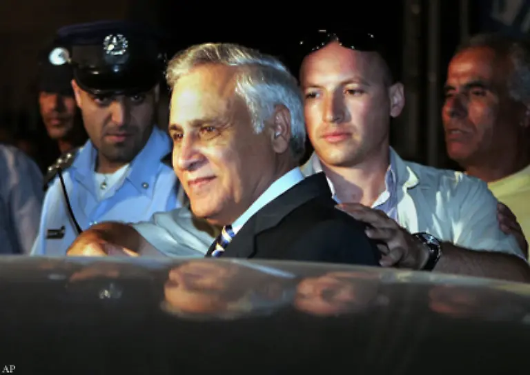 Im-Juni-wird-Praesident-Moshe-Katsav-wegen-sexueller-Belaestigung-verurteilt-und-tritt-zurueck-Er-ist-bereits-seit-Jahresbeginn-beurlaubt