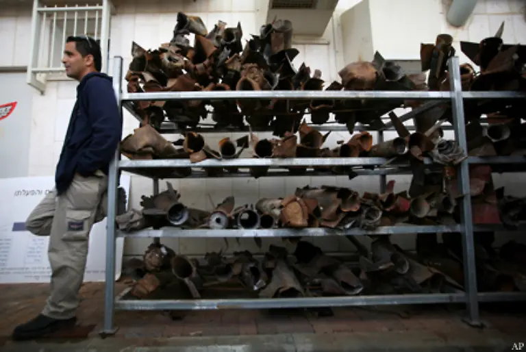 60-Jahre-nach-seiner-Gruendung-hat-Israel-noch-keinen-Frieden-gefunden-In-Sderot-werden-auf-die-Stadt-abgeschossene-Kassam-Raketen-gesammelt