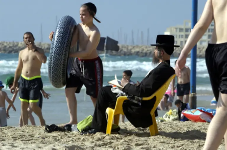 Der-juedische-Glauben-in-all-seinen-Facetten-von-saekulaerer-kultureller-Praegung-bis-zum-ultraorthodoxen-Judentum-praegt-das-Land-auch-heute-noch