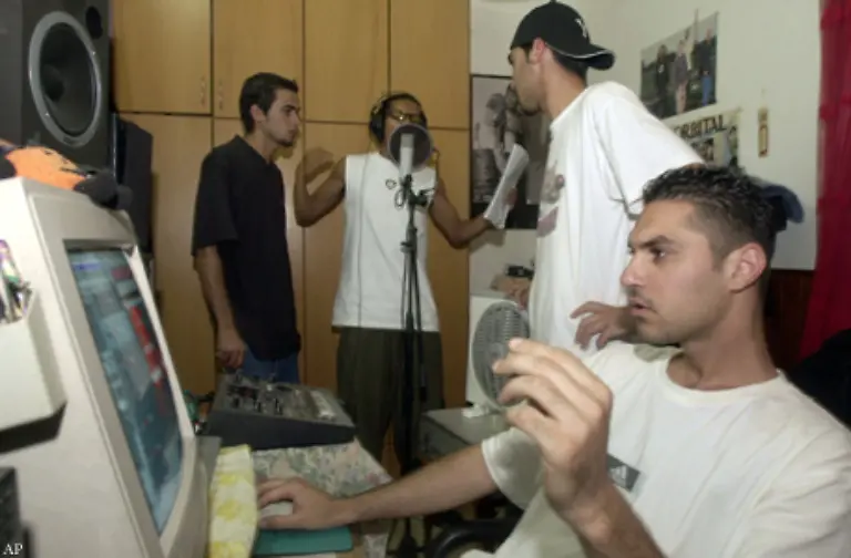 Andererseits-ist-das-Land-eine-Hightech-Nation-geworden-das-kleine-Land-hat-den-hoechsten-Prozentsatz-an-Akademikern-weltweit