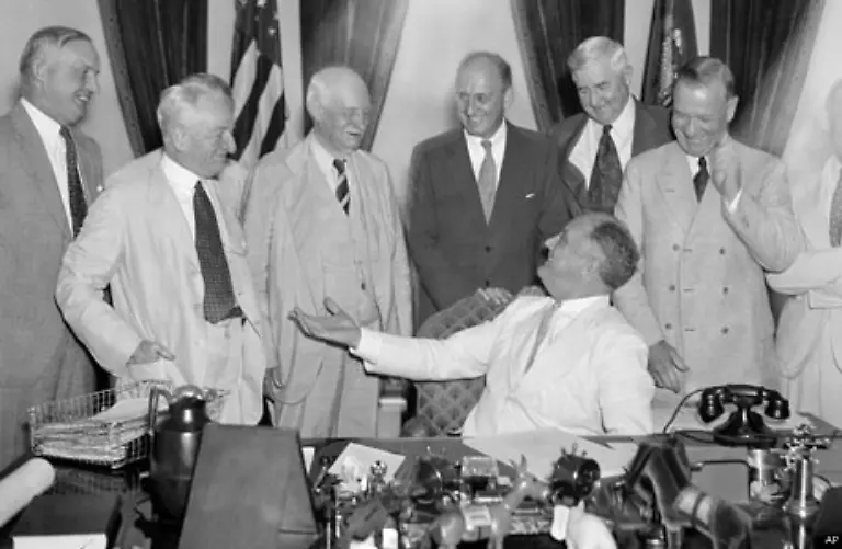 Glass-Steagall-Act-durch-und-gruendet-damit-den-Einlagensicherungsfonds-Federal-Deposit-Insurance-Corp-FDIC-Der-Fonds-arbeitet-diskret-und-sicher-und-bleibt-lange-Zeit-ungenutzt-Erst-1972-in-dem-Jahr-in-dem-sich