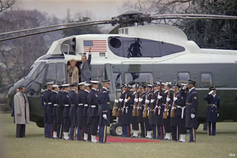 Praesident-Nixon-zu-einem-China-Besuch-verabschiedet-muss-der-Einlagensicherungsfonds-zum-ersten-Mal-eingreifen-Die-Commonwealth-Bank-in-Detroit-muss