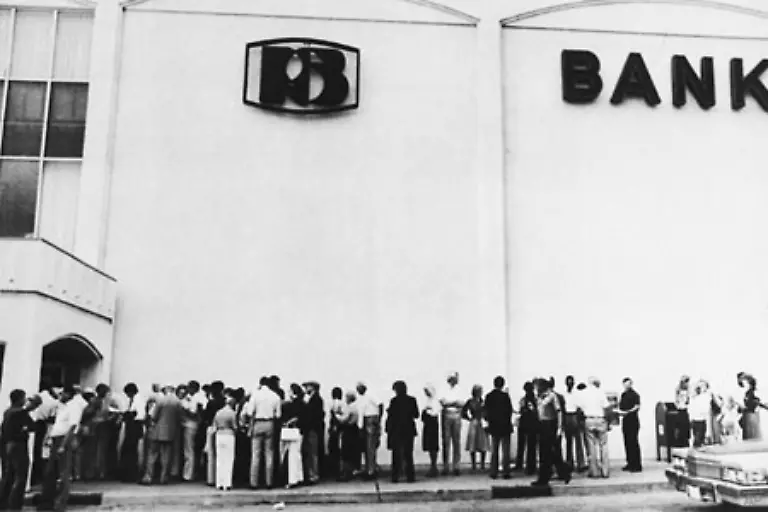 faule-Kredite-mit-denen-die-Ausbeutung-von-Oel-und-Gasvorkommen-finanziert-werden-sollen-in-die-Insolvenz-Diese-hatte-sie-der-bankrotten-Penn-Square-Bank-aus-Oklahoma-abgekauft-FDIC-sah-die-Bank-als-zu-gross-fuer-eine-Pleite-an-was-eine-Kapitalspritze-von