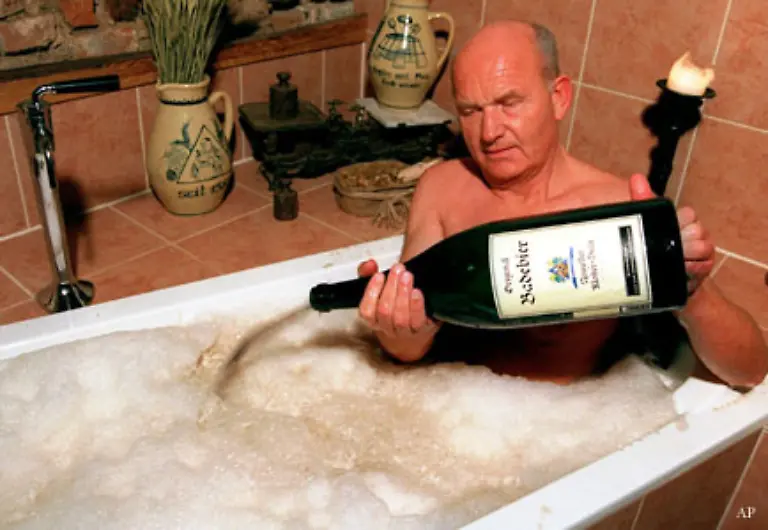 Funktioniert-die-einzig-vorhandene-Bade-oder-Duschmoeglichkeit-nicht-kann-man-die-Miete-um-33-Prozent-kuerzen-AG-Koeln-WM-98-690