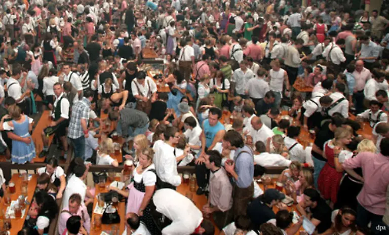 Erheblicher-Gaststaettenlaerm-mit-naechtlichen-Richtwertueberschreitungen-von-10-dB-A-rechtfertigt-sogar-eine-Minderung-um-50-Prozent-AG-Schoeneberg-MM-95-29