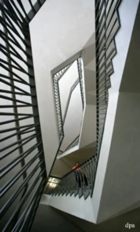 Falls-Sie-Treppen-steigen-muessen-weil-der-Fahrstuhl-in-ihrem-Haus-defekt-ist-kann-es-je-nach-Etage-20-Prozent-Minderung-geben-AG-WIesbaden-WM-98-315