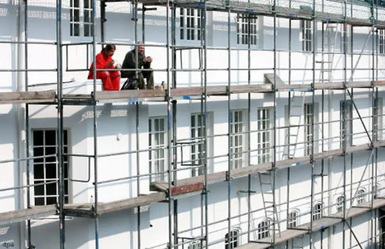 Ist-die-Wohnung-von-einem-Geruest-verdunkelt-sind-die-Scheiben-verdreckt-und-ist-wegen-der-Umbaumassnahmen-tagsueber-ans-Fensteroeffnen-gar-nicht-zu-denken-5-Prozent-LG-Berlin-MM-94-396