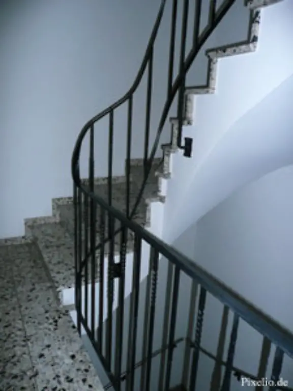 Wenn-Sie-aber-nachts-vor-lauter-Dunkelheit-kaum-ihre-Haustuer-finden-koennen-weil-die-Hausbeleuchtung-defekt-ist-koennen-Sie-lediglich-1-Prozent-Minderung-erwarten-AG-Schoeneberg-GE-91-527