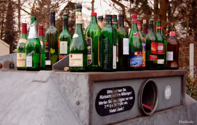 Laerm-durch-Einwerfen-von-Glasflaschen-in-einen-Container-innerhalb-der-Ruhezeiten-auf-dem-Hof-LG-Berlin-GE-95-427-oder-ausserhalb-des-Mietobjektes-AG-Rudolstadt-WM-2000-19