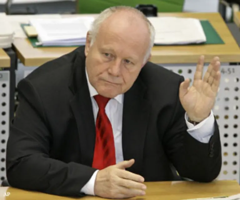 Die-Sachsen-LB-wird-von-der-Regierung-um-Ministerpraesident-Milbradt-an-die-LBBW-verkauft