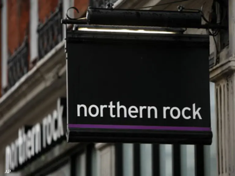 Die-britische-Hypothekenbank-Northern-Rock-bekommt-von-der-englischen-Zentralbank-eine-Finanzspritze-von-25-Mrd-Euro-Spaeter-wird-die-Bank-verstaatlicht