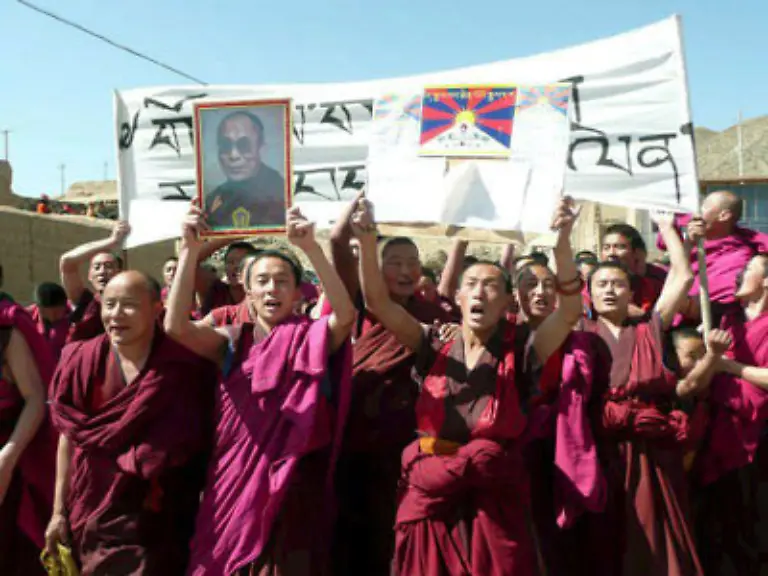 Buddhistische-Moenche-und-Zivilisten-protestieren-gegen-die-chinesische-Besatzung-und-die-Zerstoerung-der-tibetischen-Kultur