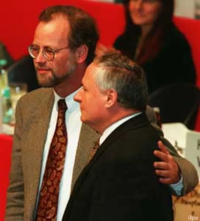 1995-putscht-er-den-gluecklosen-Rudolf-Scharping-an-der-Parteispitze-weg-und-wird-selbst-SPD-Vorsitzender-Drei-Jahre-spaeter-beim-Sieg-von-Rot-Gruen-wird-er-Bundesfinanzminister