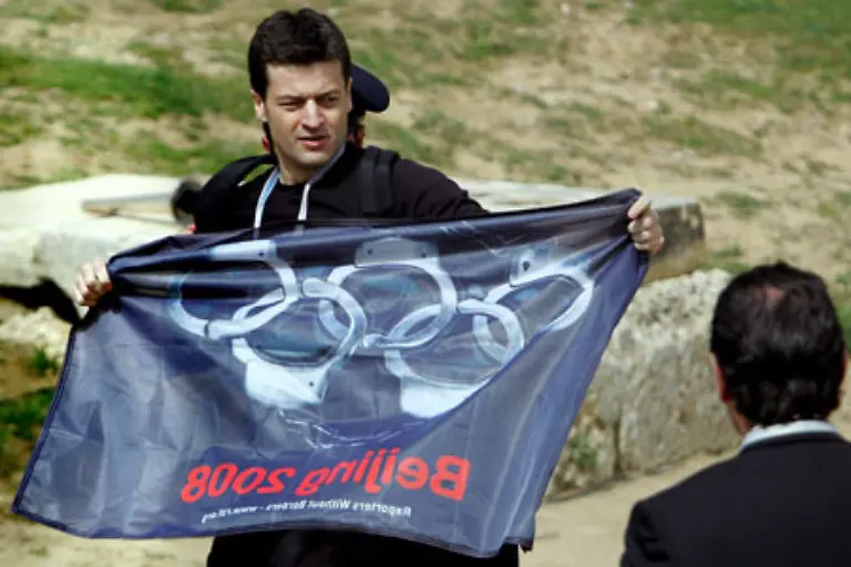 Selbst-bei-der-Entzuendung-des-olympischen-Feuers-an-historischer-Staette-in-Griechenland-kommt-es-zu-einem-pro-tibetischen-Protest