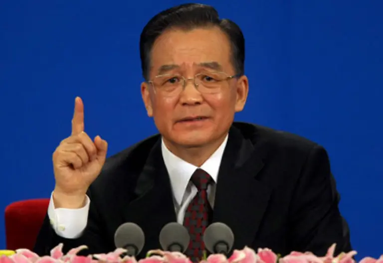 Die-Regierung-in-Peking-beschuldigt-unterdessen-wiederholt-den-Dalai-Lama-fuer-die-Proteste-verantwortlich-zu-sein-und-Olympia-als-Druckmittel-zu-missbrauchen