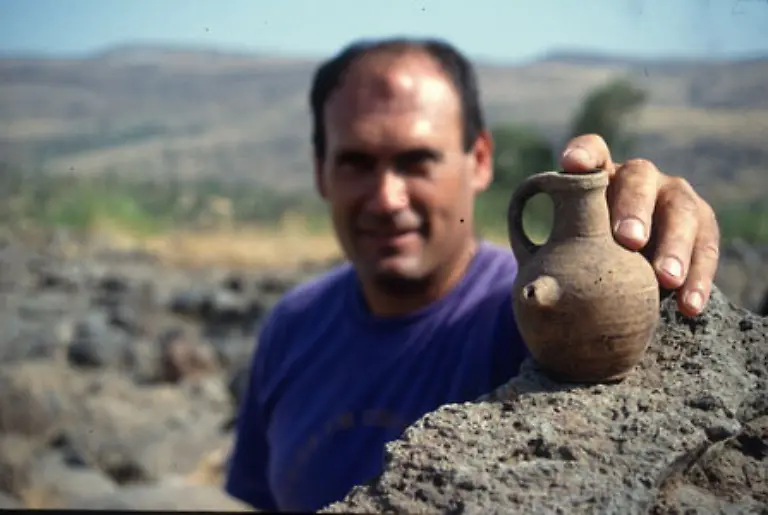 Im-Fischerdorf-Beth-Saida-wo-die-Fischer-wohnten-hat-der-Archaeologe-Rami-Arav-eine-Trinkflasche-fuer-Babys-gefunden