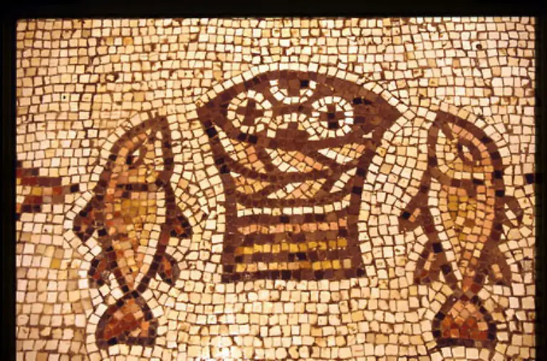 Dem-Johannes-Evangelium-zufolge-speiste-Jesus-fuenftausend-Maenner-mit-ein-paar-Fischen-und-Broten-Hier-das-beruehmte-Mosaik-aus-Tabgha