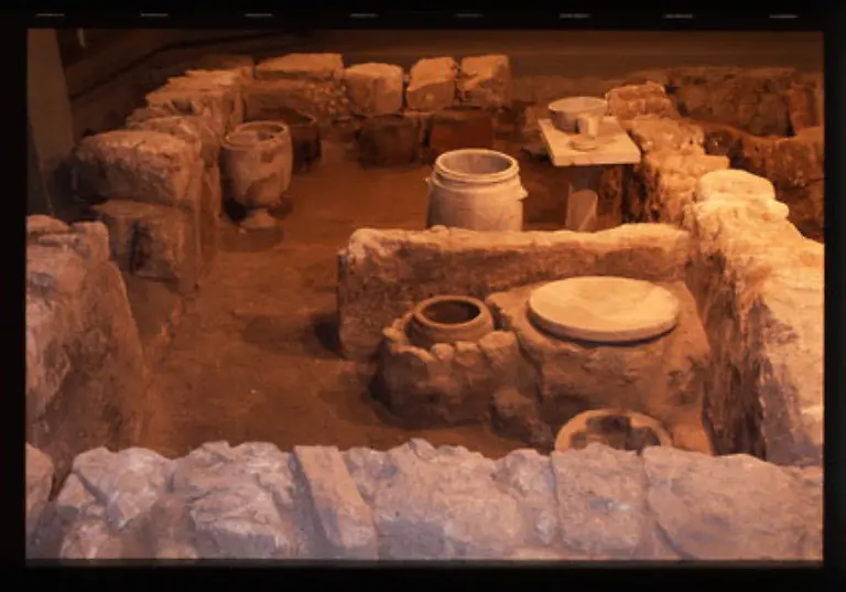 Der-gute-Bar-Katros-war-laut-Talmud-ziemlich-korrupt-Aber-erst-2000-Jahre-nach-seinem-Tod-wurde-er-ueberfuehrt-In-den-Truemmern-seiner-Kueche-fand-man-gefaelschte-Gewichte