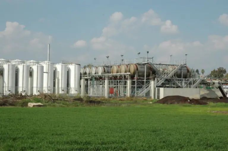 Heute-wird-guter-Wein-in-solchen-Fabriken-in-Stahlsilos-hergestellt-Hier-bei-der-Barkan-Kelterei