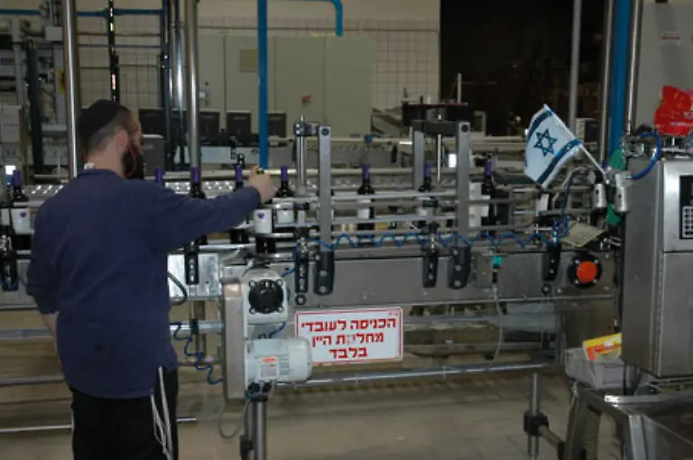 denn-wenn-ein-Nichtjude-eine-offene-Flasche-anruehrt-verwandelt-er-sich-automatisch-in-Messwein-und-wird-fuer-orthodoxe-Juden-ungeniessbar