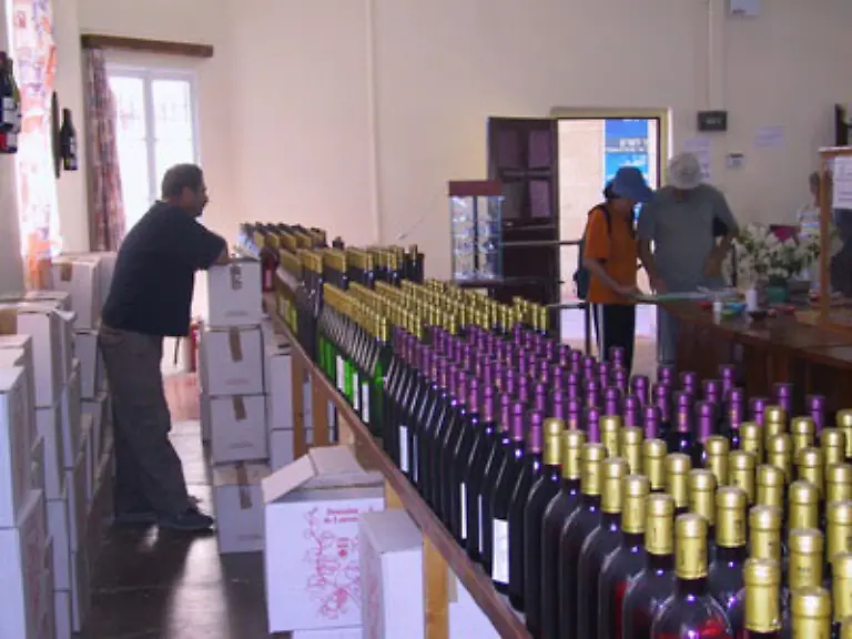 Der-fertige-unkoschere-Wein-wird-von-Moenchen-feilgeboten-und-ist-ziemlich-populaer
