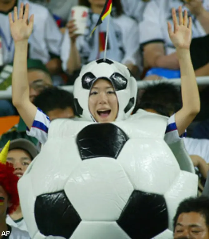 Richtig-Der-Auftakt-zur-Fussball-WM-hier-bei-uns-in-Deutschland-mit