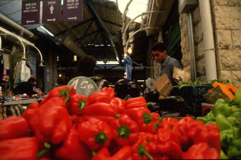 Knallrote-Paprika-entdecken-wir-auf-dem-Machaneh-Jehuda-Markt-in-Jerusalem