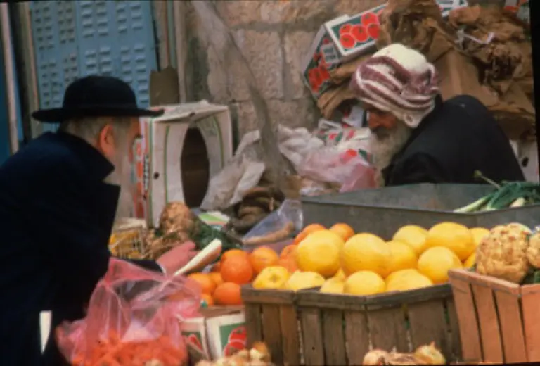Die-ultraorthodoxen-Juden-haben-ihren-eigenen-Markt