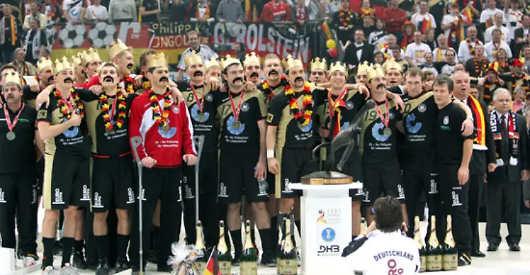 was-allerdings-soviel-sei-zur-Ehrenrettung-gesagt-bei-der-Handball-Heim-WM-im-Januar-und-Februar-mit-nur-auf-Deutsch-gehaltener-Eroeffnungsrede-und-deutscher-Hymne-noch-getoppt-wurde