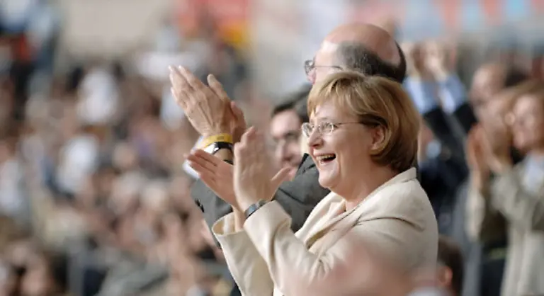 Angela-Merkel-freut-sich-ueber-die-deutschen-Tore-noch-relativ-zurueckhaltend-wie-man-spaeter-sehen-wird-133