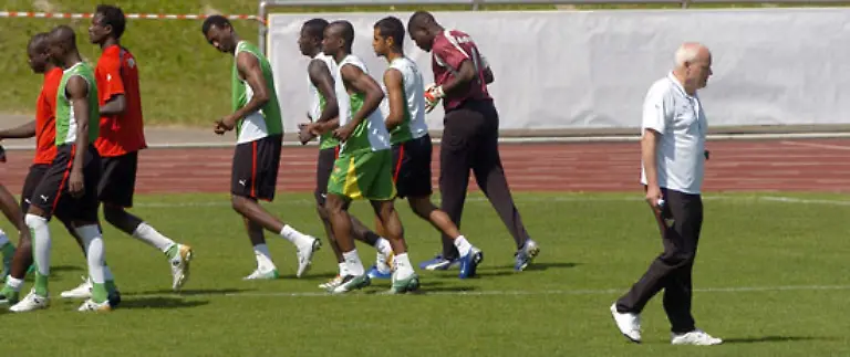10-Juni-2006-Noch-vor-dem-WM-Debuet-seiner-Mannschaft-tritt-Otto-Pfister-als-Nationaltrainer-von-Togo-zurueck-Winnie-Schaefer-ist-als-Nachfolger-im-Gespraech-Zwei-Tage-spaeter-sitzt-allerdings-wieder-Pfister-auf-der-togolesischen-Bank
