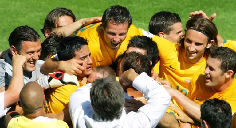 12-Juni-2006-Australien-feiert-durch-ein-3-1-gegen-Japan-den-ersten-WM-Sieg-seiner-Geschichte-Die-drei-australischen-Tore-fallen-spaet-in-der-84-89-und-90-Minute