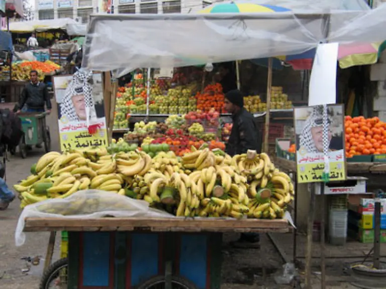 Auf-dem-Markt-von-Ramallah-darf-das-Arafat-Plakat-nicht-fehlen