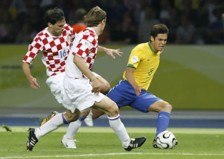 13-Juni-2006-Noch-will-man-nicht-glauben-dass-die-Brasilianer-wirklich-so-schlecht-sind-Gegen-Kroatien-muehen-die-Dribbelkuenstler-sich-zu-einem-1-0-Allein-Kaka-der-auch-das-Tor-schiesst-ackert-fuer-seine-Mannschaft
