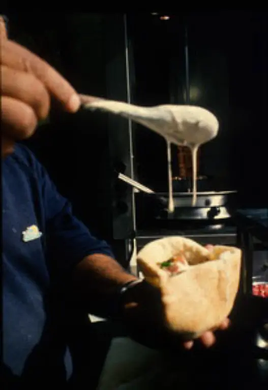Im-Fladenbrot-wird-Falafel-mit-Tahini-Sosse-uebergossen