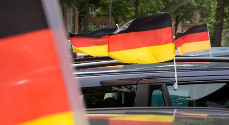 Auf-deutschen-Autos-tauchen-immer-mehr-Fussball-Faehnchen-auf-133